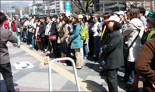 집회에 모인 사람들. 